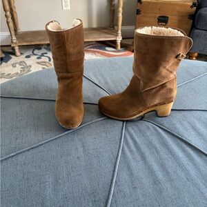 UGG Lynnea Clog Boots
Tan Suede Sheepskin
Lined Fold Over Cuff Size 7